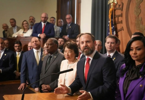 美国得州51名议员“出逃”，州长发出逮捕令，特朗普威胁出动FBI，“把他们都抓回