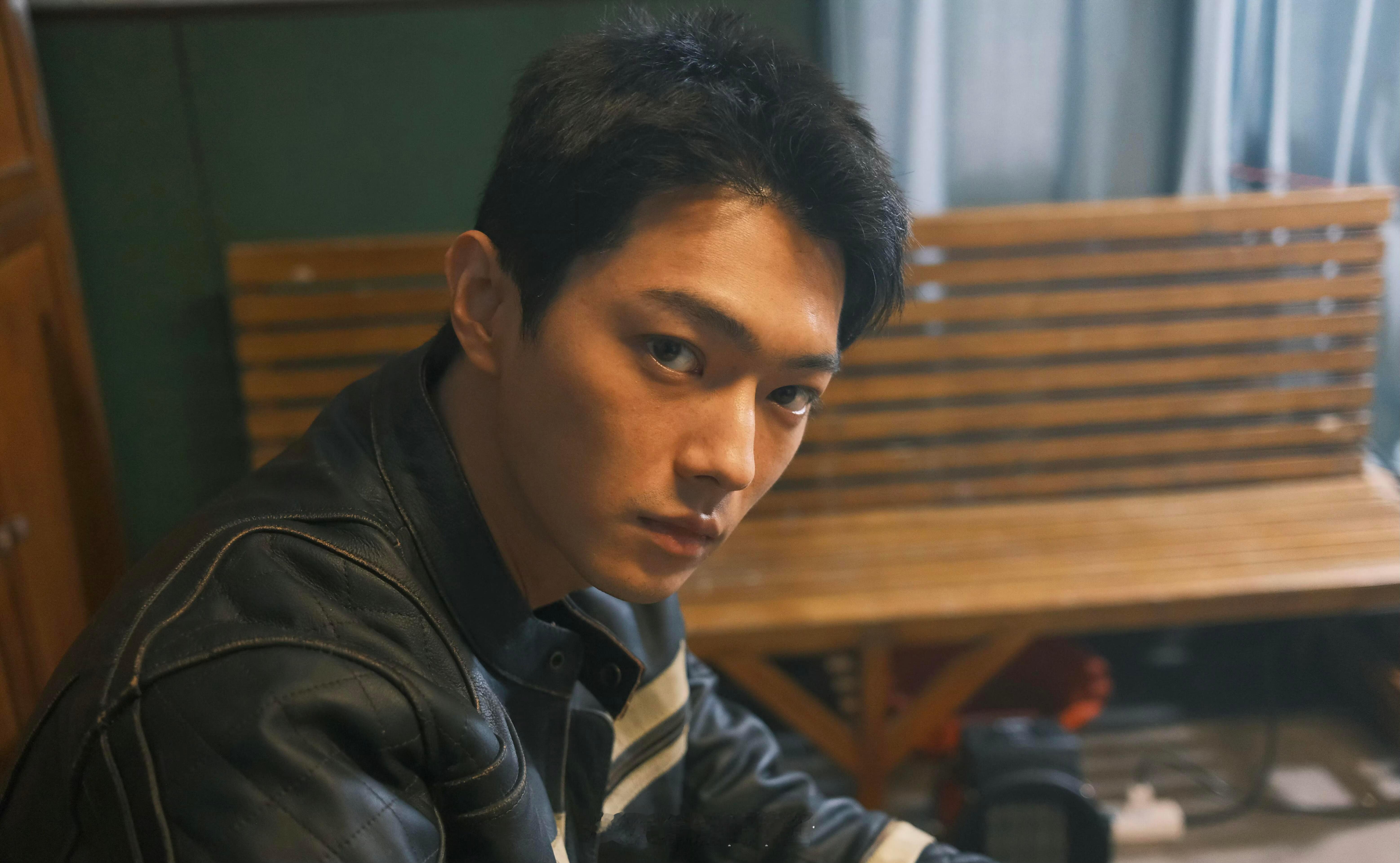 许凯还是恢复出厂设置帅谁被许凯的出厂设置帅晕了！简单发型配上精致五官，少年感十足