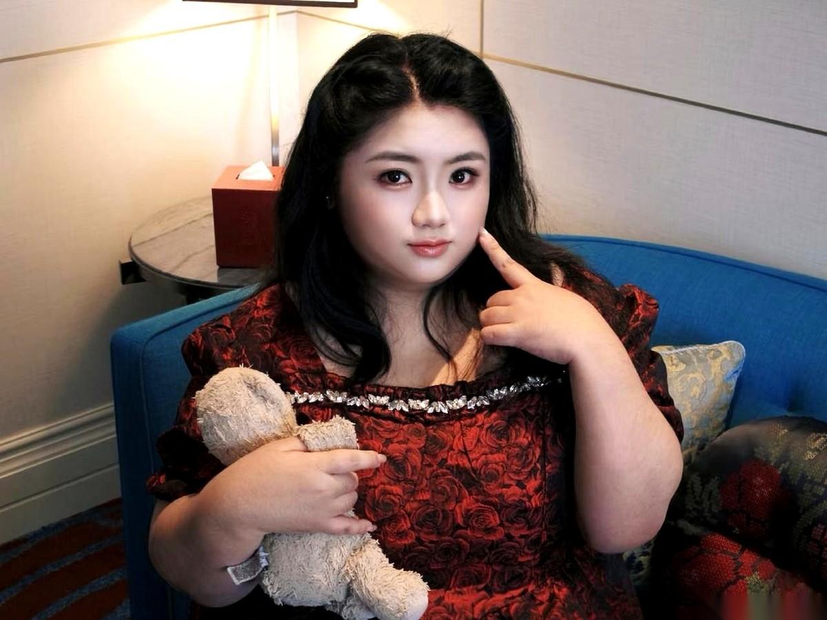 胡慧中26岁的女儿何嘉珍晒出了入住豪华酒店的照片。这位穿着精致裙子、打扮贵气的