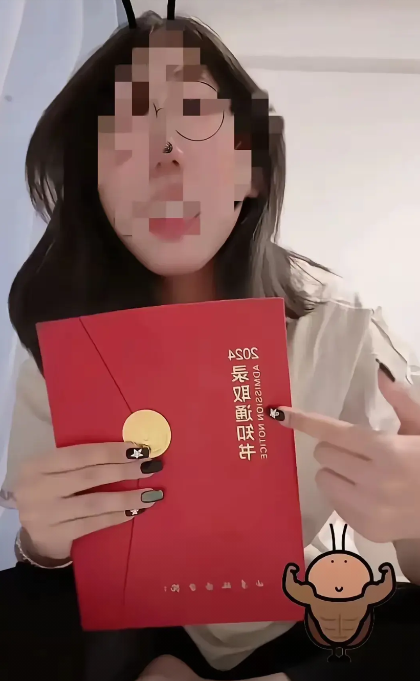 一位山东女生发视频，先是拿出自己去年的录取通知书，上面写着2024，山东政法学院