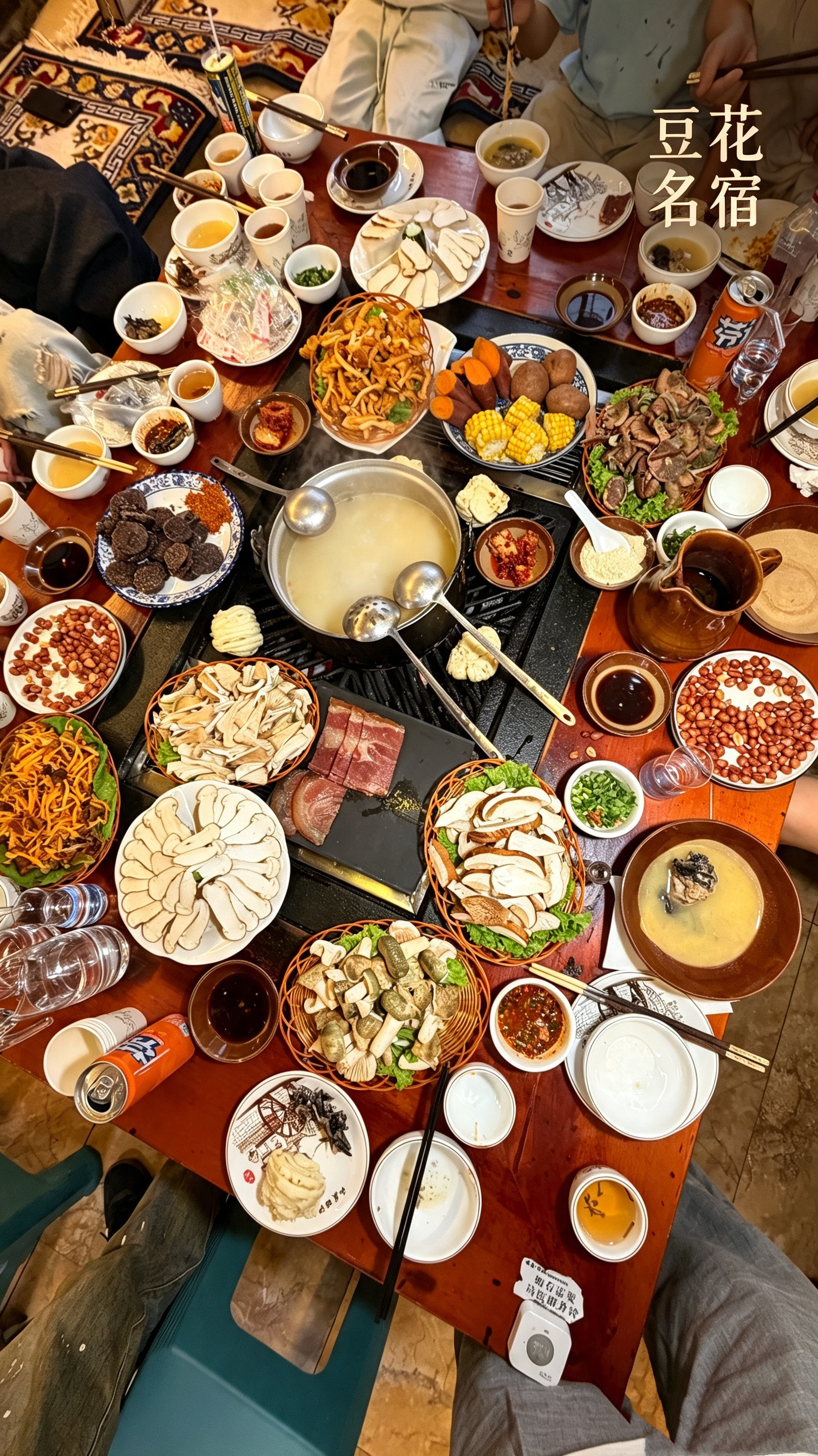 来丽江肯定要感受火塘美食文化！这是丽江独有的特色，中间吃火锅，周边可烧烤，这个季