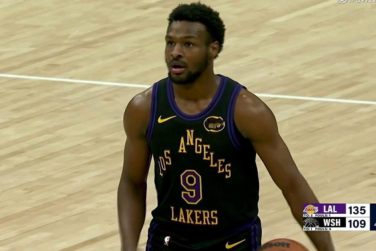 太羡慕太子布朗尼的超高人气了！在湖人客场打爆奇才的末节比赛中发生极其疯狂一幕：布