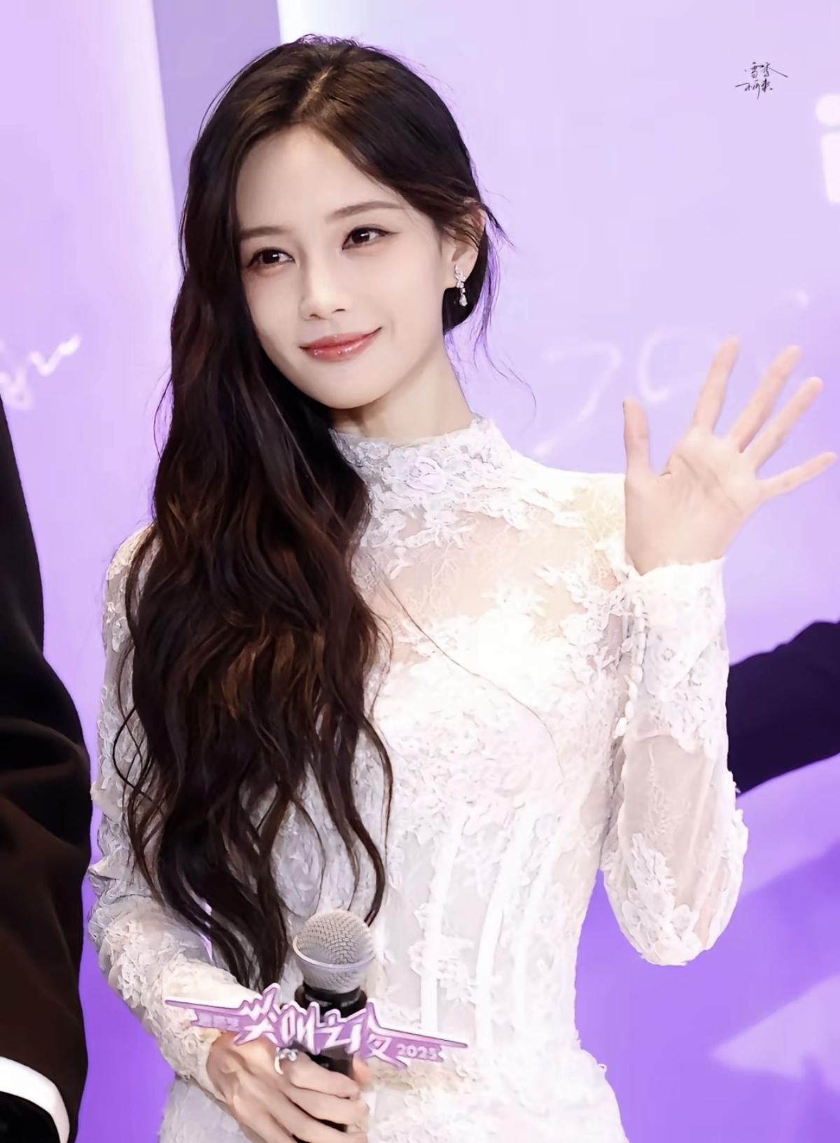 感觉李沁有颜值有演技，就是人很低调，萤火虫祝李沁越来越好，闯出自己的花路[比心]