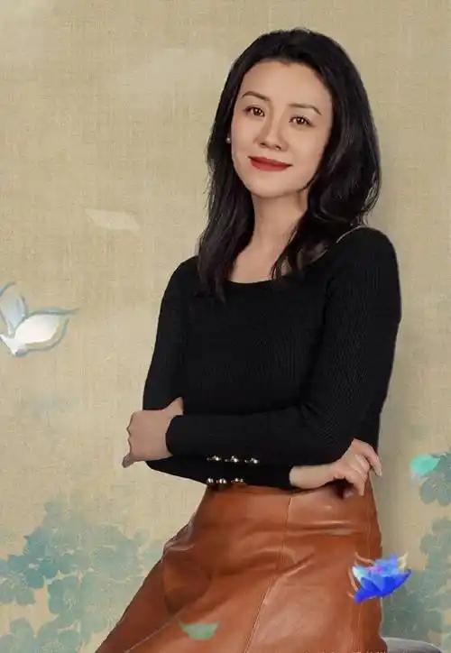 记者问刘琳：“一开始接到江德华这个角色，你有没有排斥？”刘琳说：“刚开始看剧