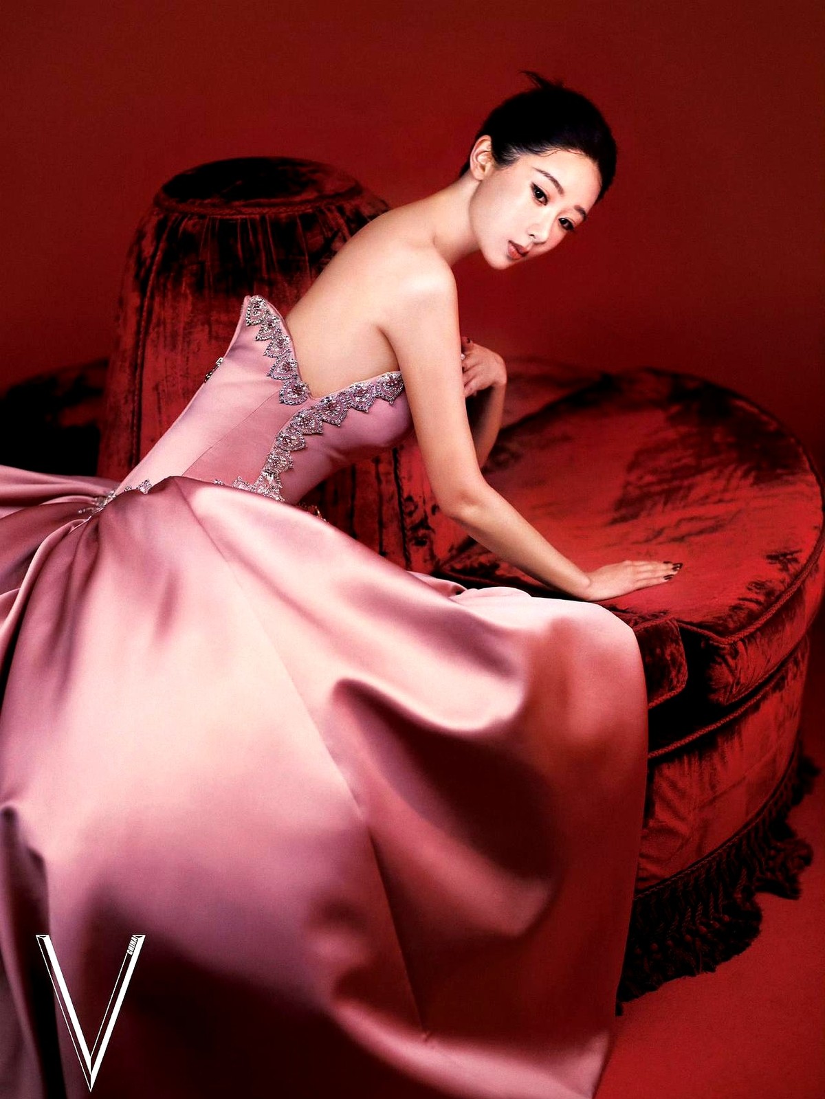 杨紫这次真把“乖乖女”标签撕得粉碎。浓郁红唇，脖子上挂着夸张的奢华珠宝，她套进一身利落的西装里，眼神