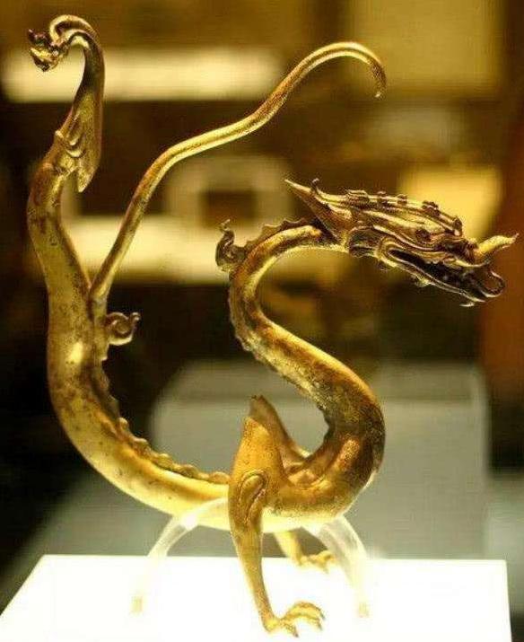 2011年，一名盗墓者进入南昌境内的一家古玩店铺，取出一件鎏金器物向店主询问：