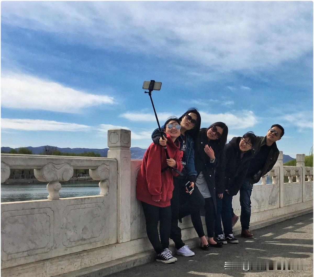 老辈人讲：多个朋友多条路，朋友多了路好走。年轻的时候，聪明人都会多交朋友，这样