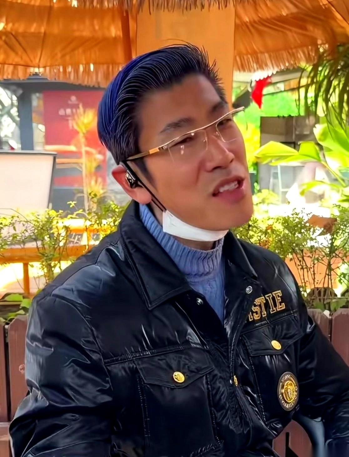 张半仙又发声了。上来就甩出一句狠话：“我，已经满仓。”说完，顿了顿，又补了一