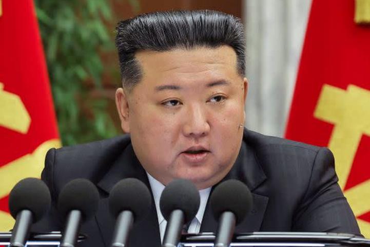 美国深陷中东之际，金正恩作出两个重大决定，公开发出一个警告。2026年3