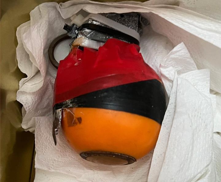 越南胡志明市警察抓获的毒贩和缴获的武器