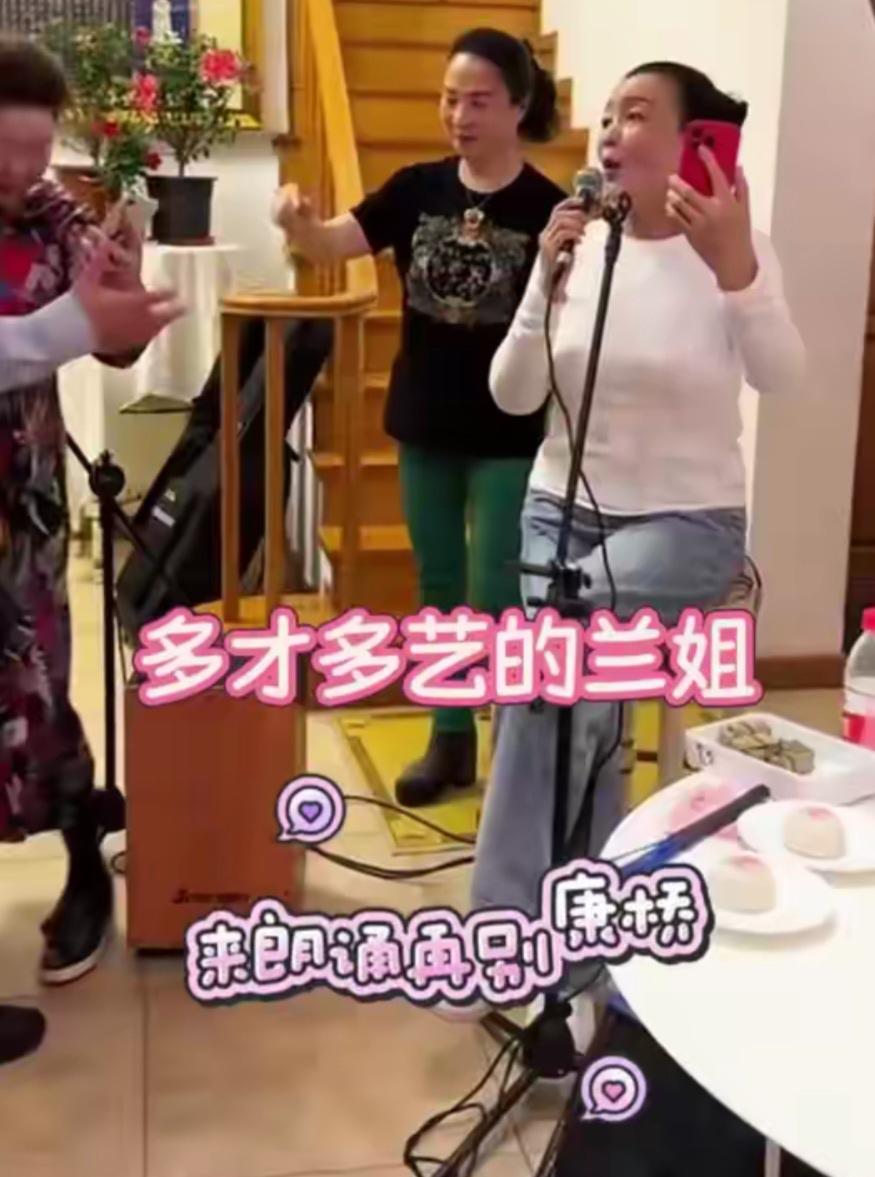 张兰的业余生活也挺丰富的，和朋友一起吃饭朗诵诗歌，多才多艺的张兰走到哪里都是中心