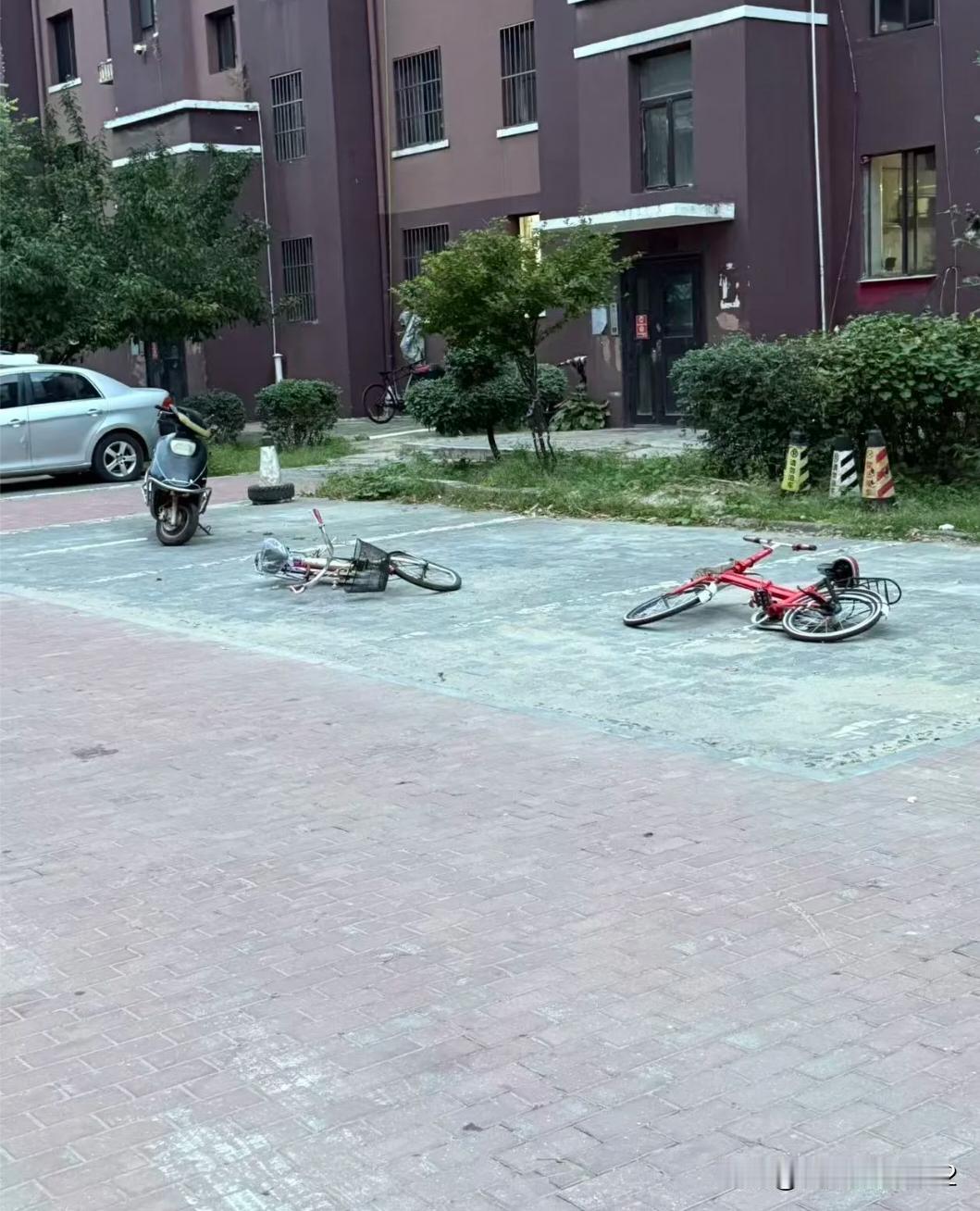 老旧6+1小区，没有地下车库，地上停车位都是谁先回来谁先停。现在年轻人