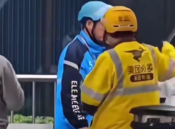 杭州白嫖女后续来了！网传她已经被公司处理了，你们仔细看看她黑短袖后部有个东西，被