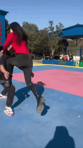 瞬间撞倒壮汉，美女这么瘦，哪来的那么大的力气？