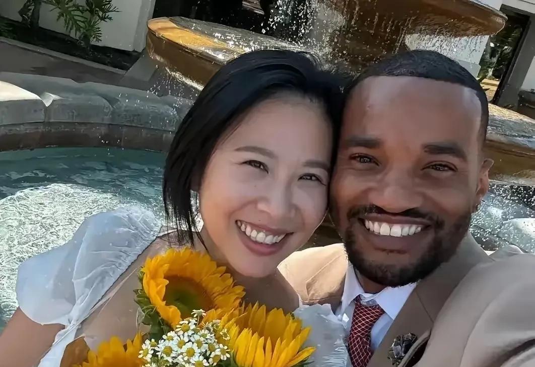 这个非洲男人，确实挺帅的长的鼻子是鼻子，眼是眼的轮廓分明不过鼻子挺大的，有句