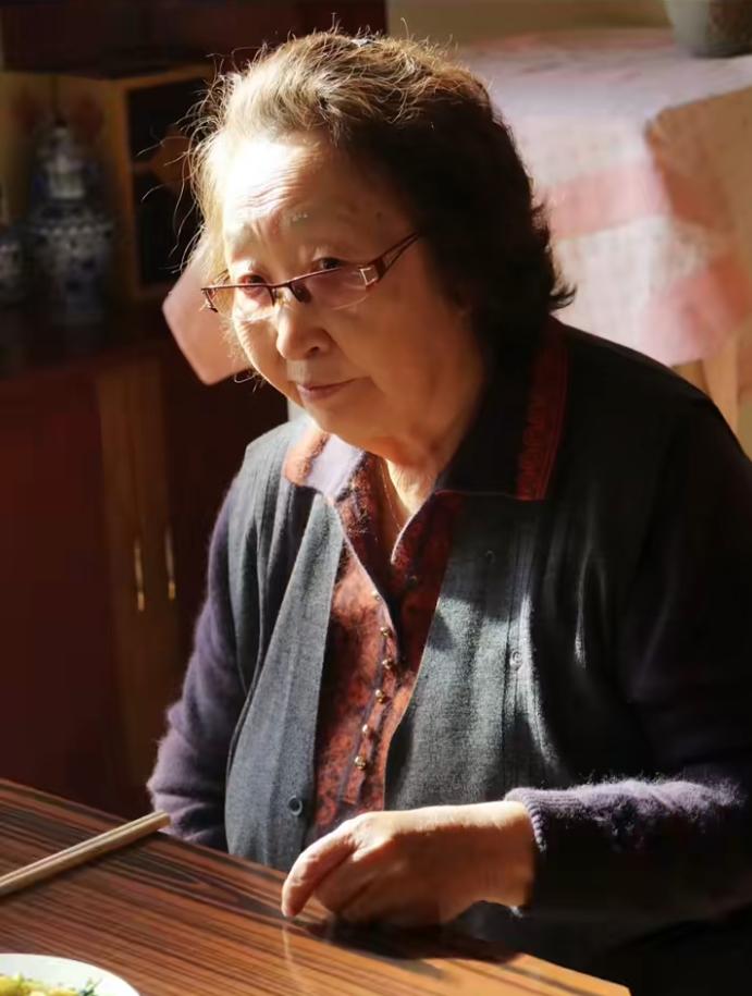 彭玉的讣告太有讲究了！她明明有两个女儿，大女儿赵玲琪是国家一级演员，小女儿