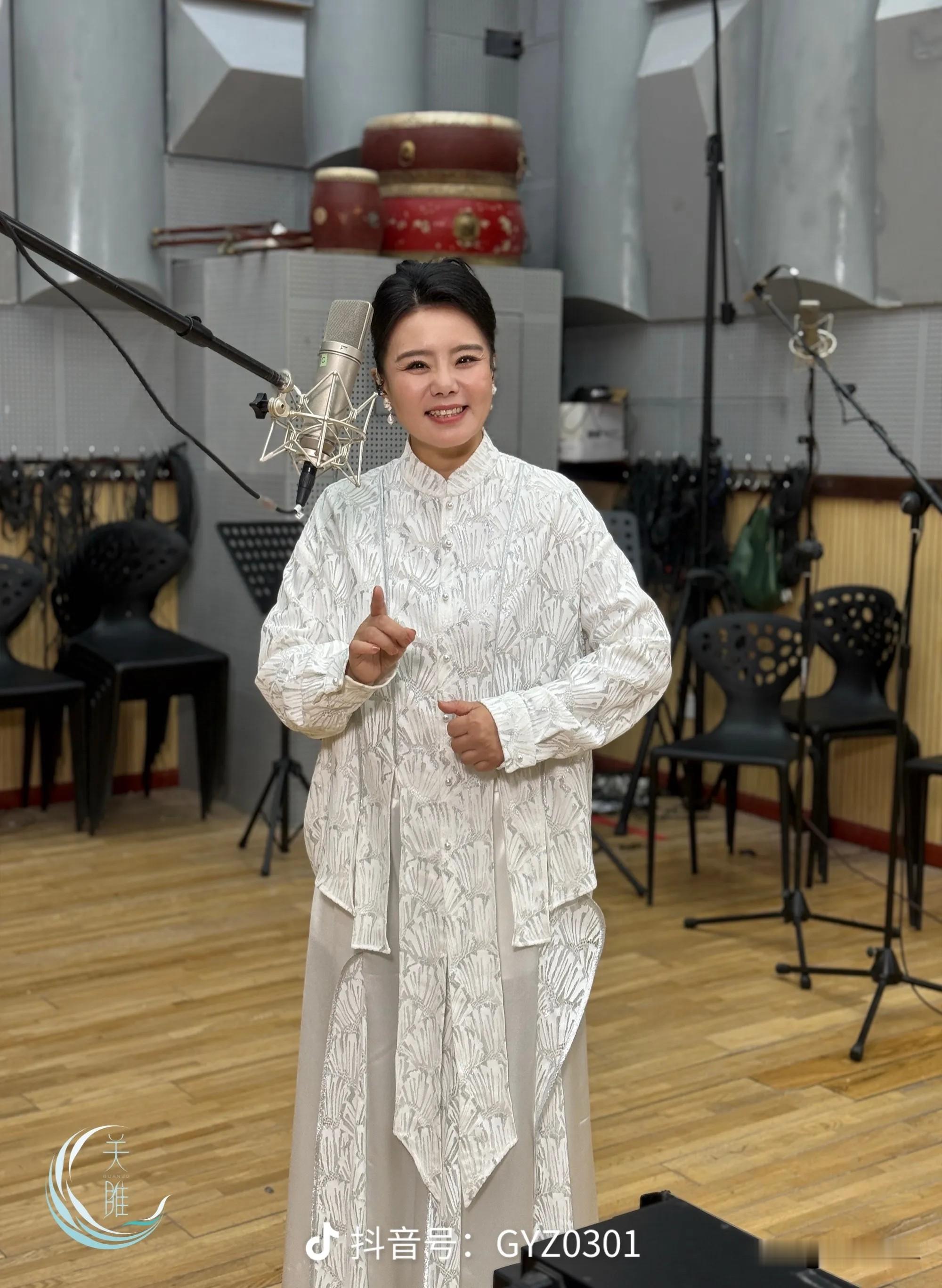 说实话，龚琳娜离婚这事，当时朋友圈刷屏都在说“老锣留了巨额财产”，网传她拿了一手好牌，但你们知道真正