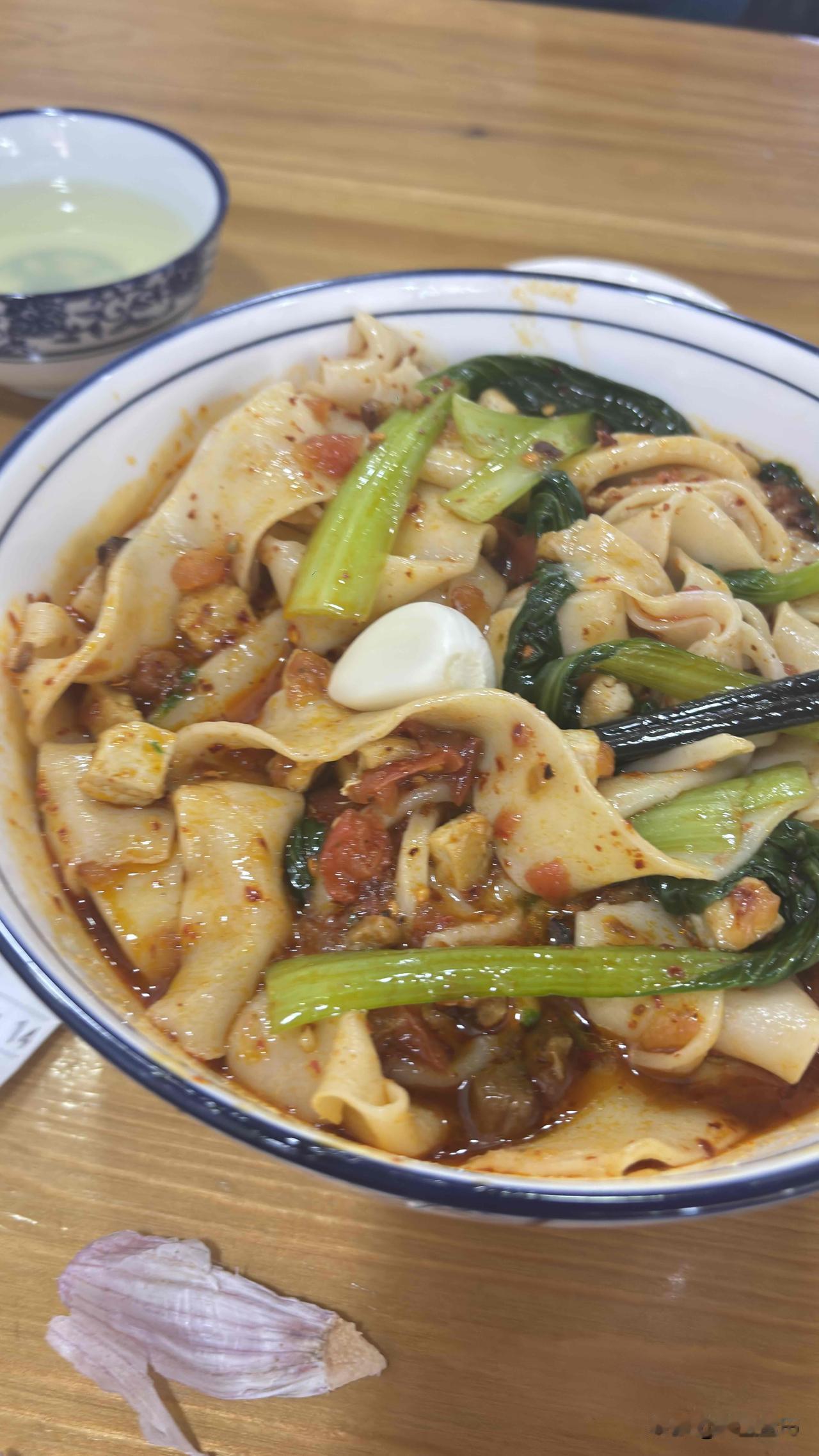 今天在西安吃的户县软面，带汤的，14元，这家面比较特殊，不是那种干拌面，带了一些