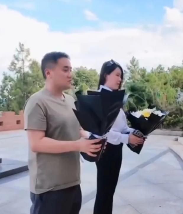 开国中将梁兴初的孙子梁栋，近期带着女友前往墓园祭拜爷爷。他特意托老家的亲戚捎