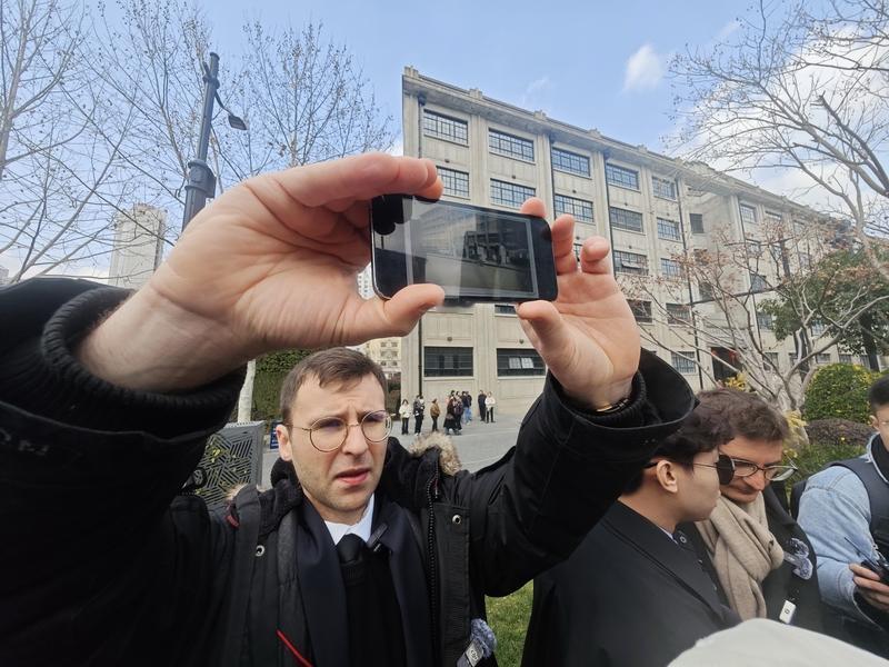 500天穿坏7双鞋！两法国小伙从法国徒步到上海，中国路人的善意看哭了家人们