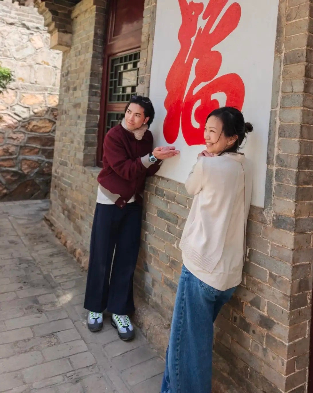 萧敬腾和老婆林有慧现身辽宁大孤山祈福，夫妻俩全程都好甜蜜，牵着手走路，互相看对方