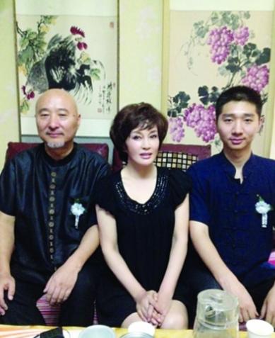 次，刘晓庆看到陈佩斯，她笑着对身边的人说：这是我大侄子，我是她小姑，但别人根本不