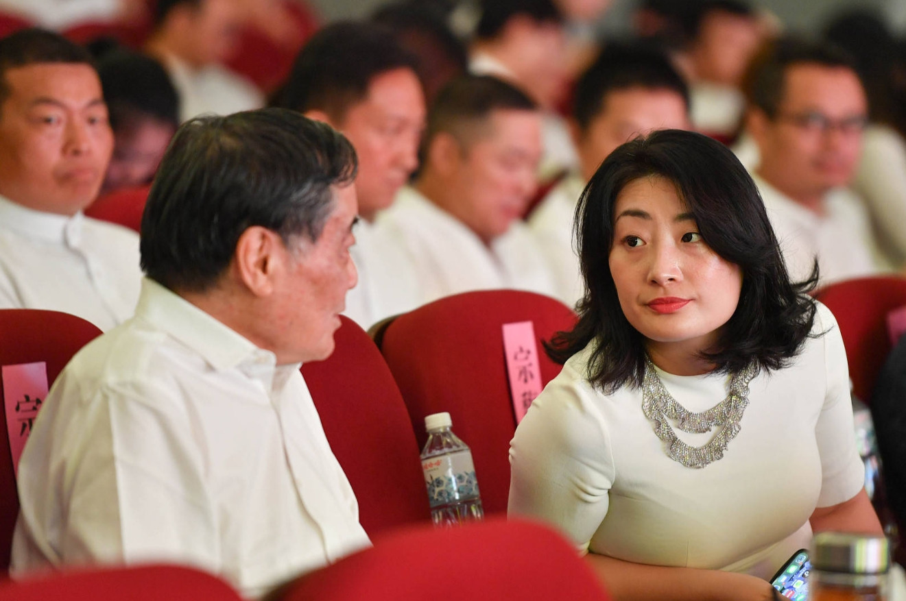 算了一下，21亿美元信托，光吃利息，一年也有6000万美元到1亿美元之间，三个人