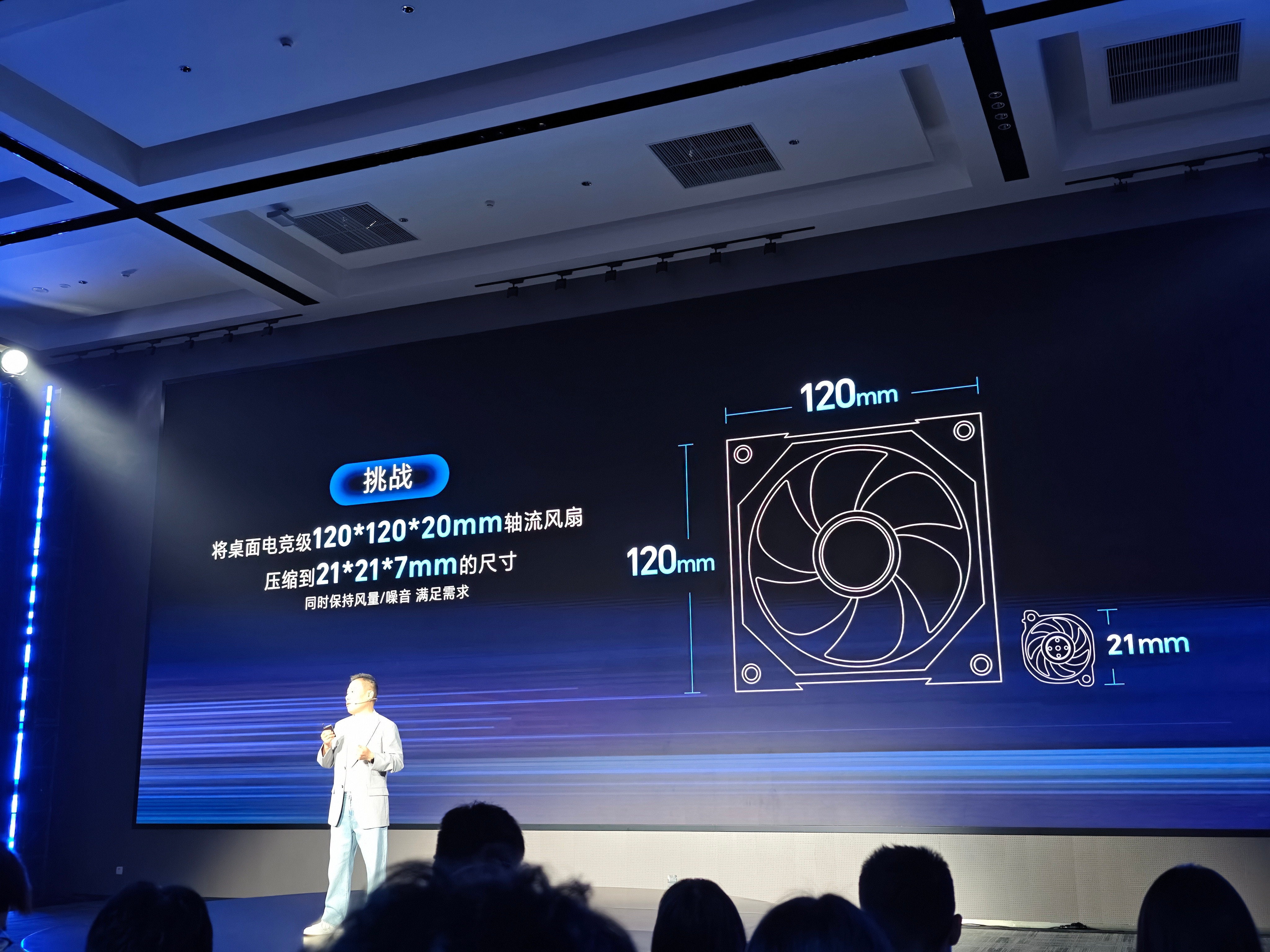 荣耀WIN游戏本带来了荣耀东风尾喷散热引擎，这是游戏本首创离心轴流混吹系统，4个