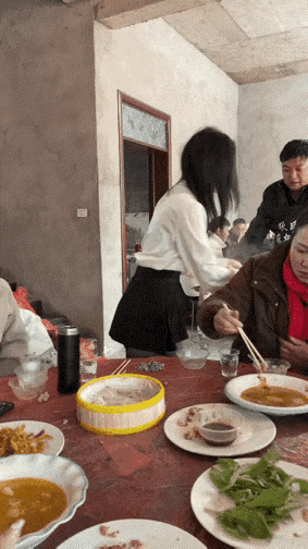 饥不择食，既然吃不上菜，干脆直接端着盘子吃[捂脸哭]