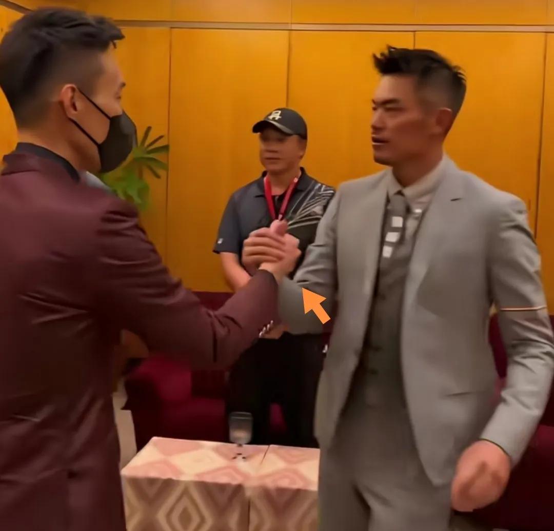 林丹和李宗伟赛场外相见握手并相拥。