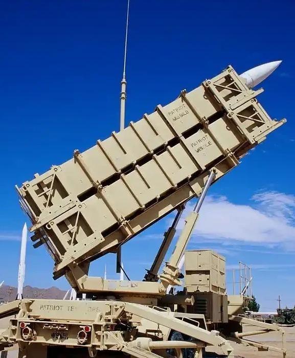 特朗普估计现在很发愁。为啥发愁？因为他手上那笔，卖给台湾的110亿美元武器大单，