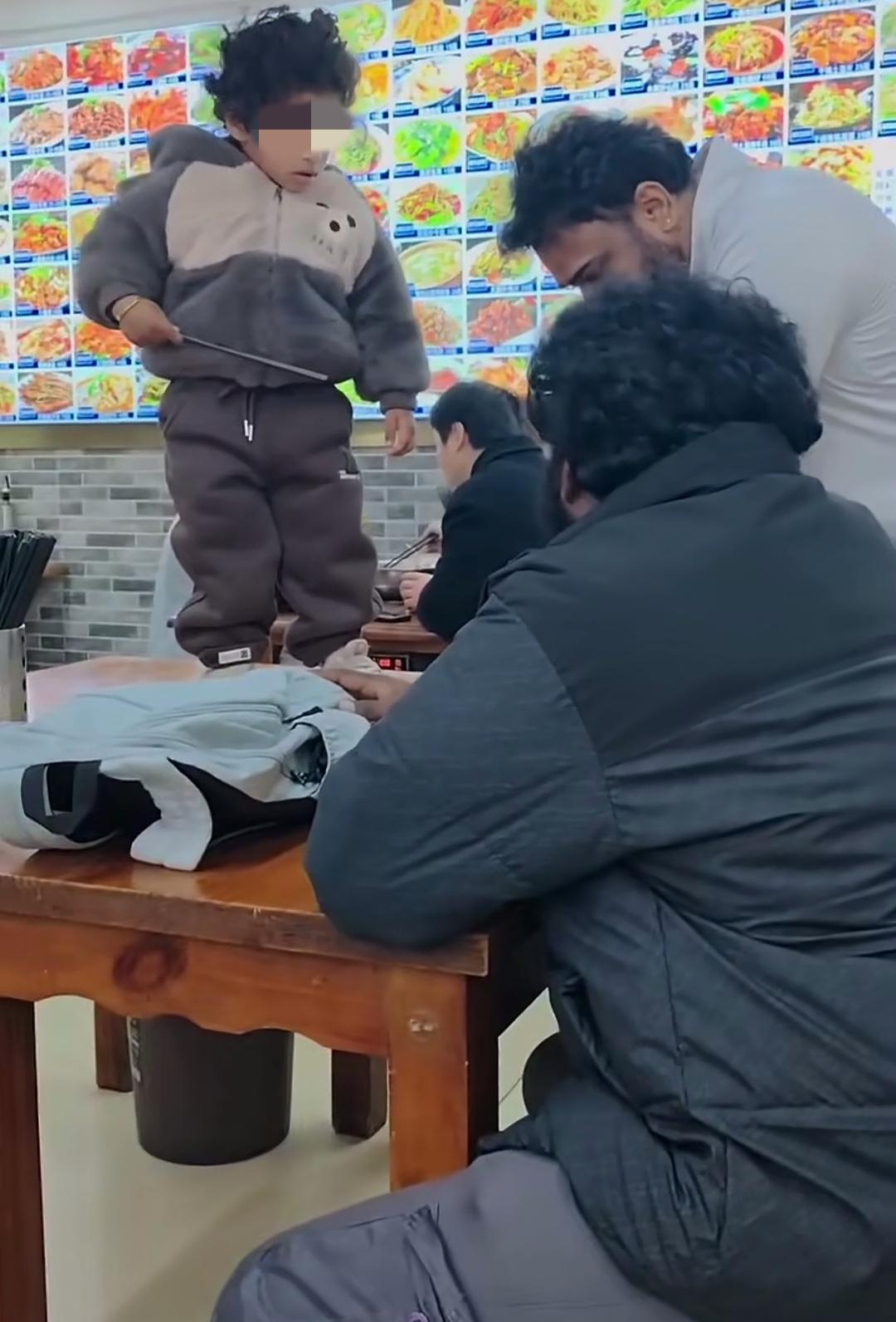 看到这样一幕，确实感觉如鲠在喉！看饭店墙上的菜谱，大厅里的座椅，应该是我们国