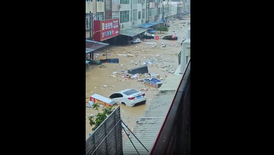 破纪录！最近广西这场特大暴雨，真的看得人心里发慌。多地严重内涝、村庄被淹、多
