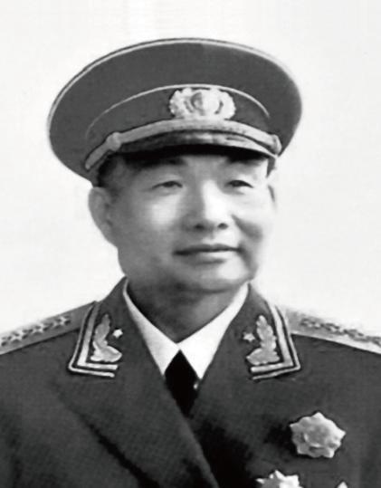 1940年，延安某处。离婚协议书摆在桌上，两人都沉默着。朱仲芷拿起笔，签了字