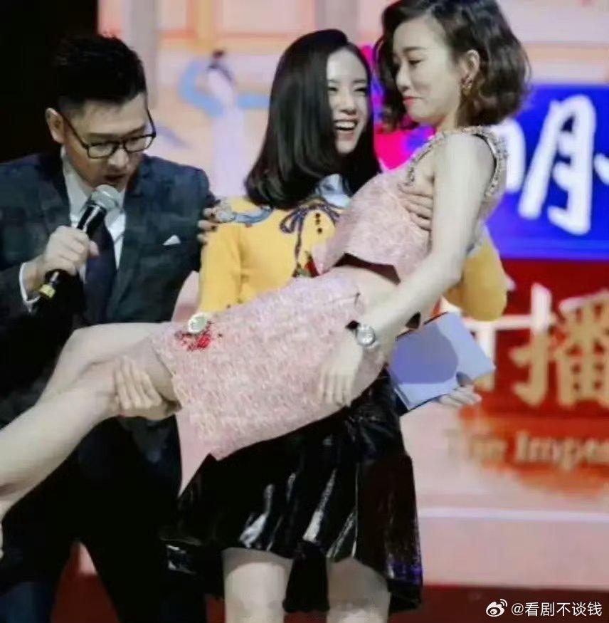 有网友在西班牙圣家堂偶遇刘诗诗，在她旁边的好像是于莎莎哎！这俩好闺蜜一起旅行，感
