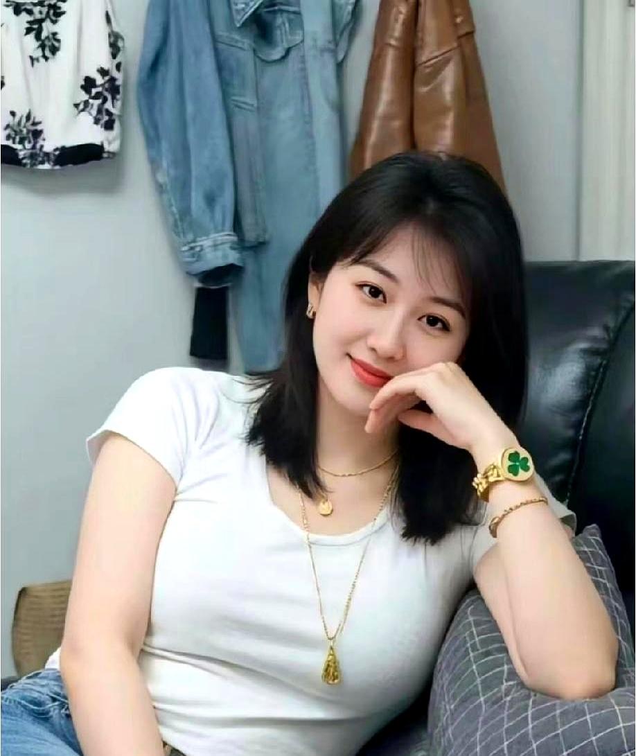 前天酒过三巡，她脸颊通红，憋了句大实话：女人的开心，多半是有人点着那一下时。她