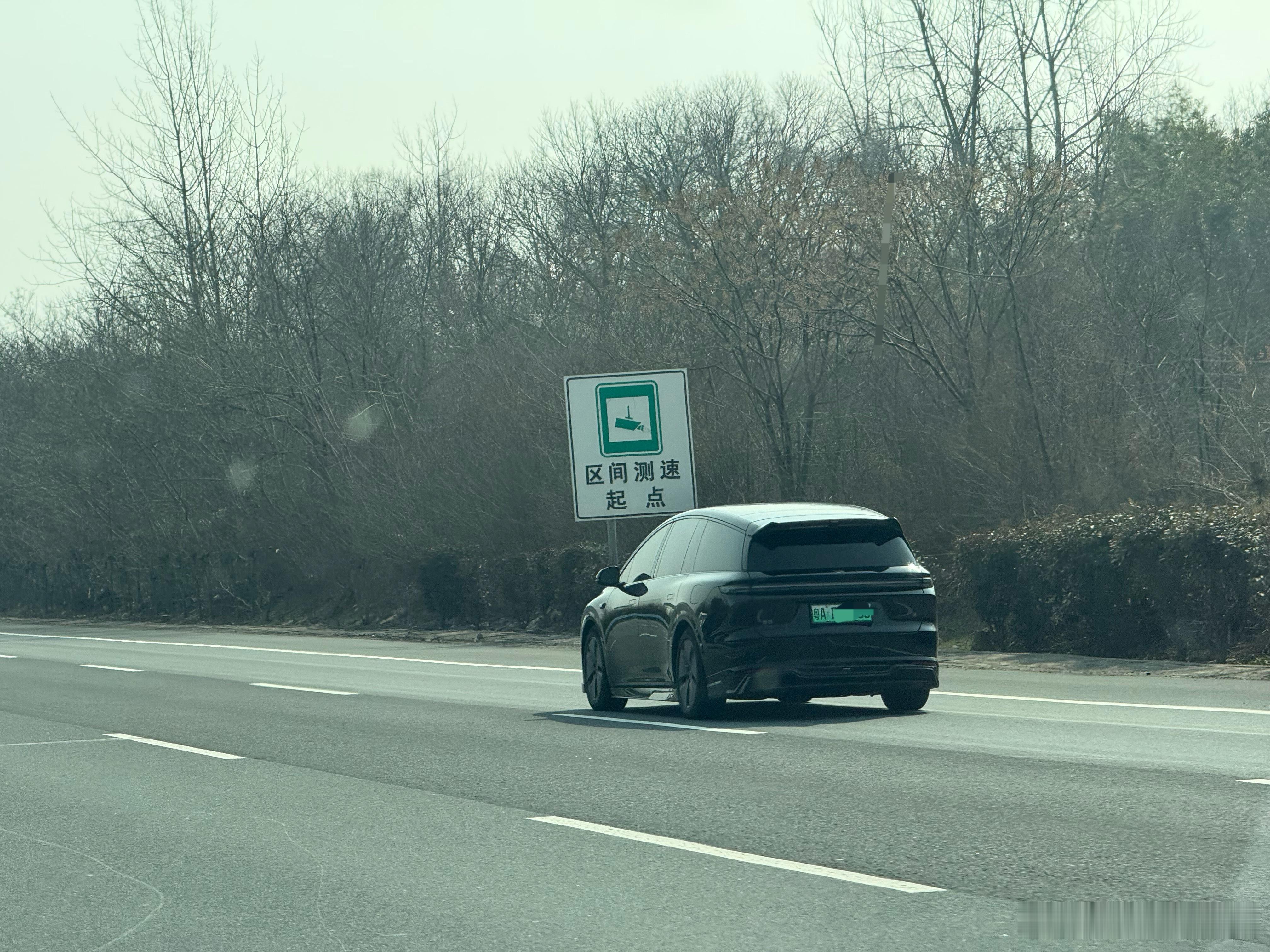 路上理想i8也不少啊…跑起来姿态很好看…