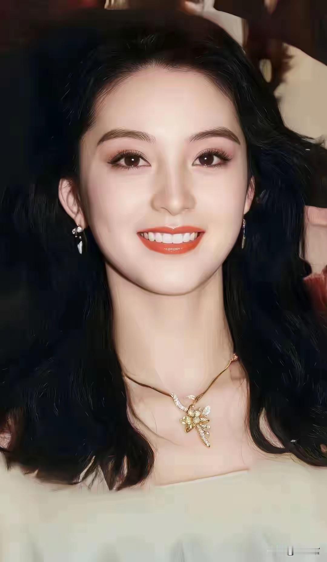 建国以来也就出了这么一个林青霞吧这颜值真的是美的，让人忘记了呼吸，美的无法挑剔