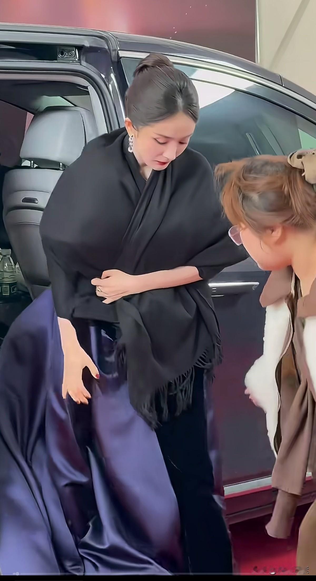 微博之夜，女明星们也是绞尽脑汁，着装打扮个个争奇斗艳，大有“衣不惊人死不休