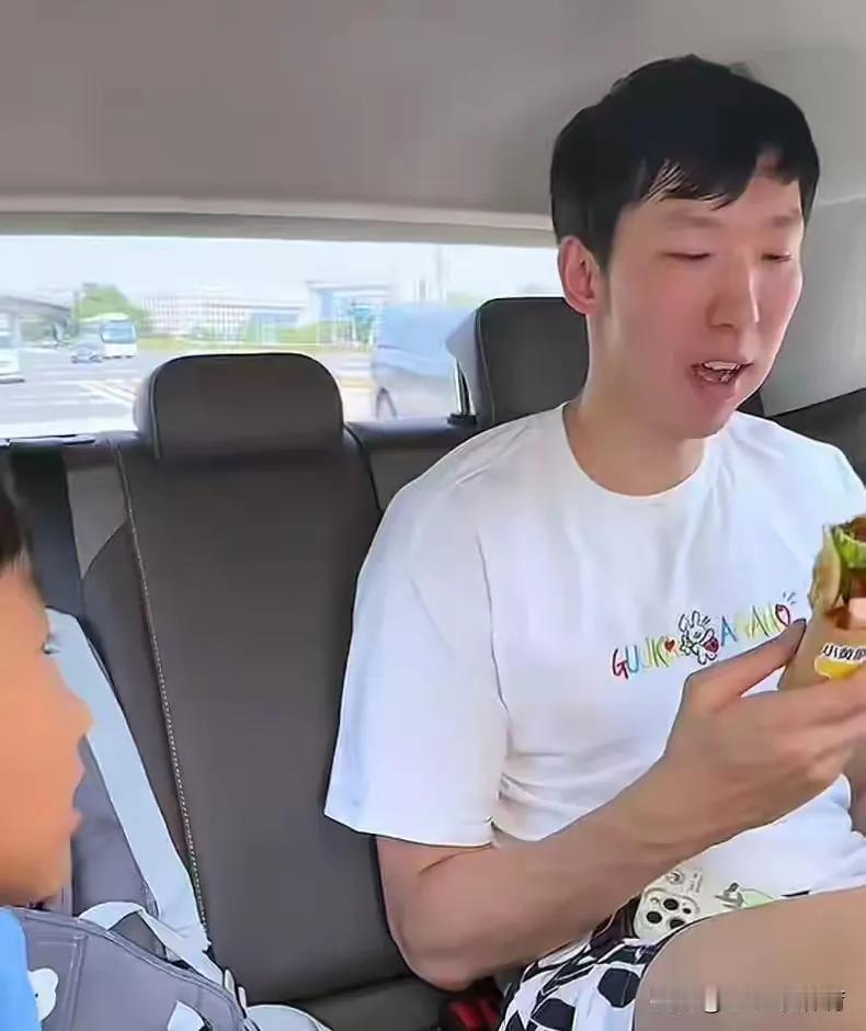 周琦回国了，回来的正是时候，可以堂而皇之的挣钱了。亚洲杯打的如火如荼。中国队取