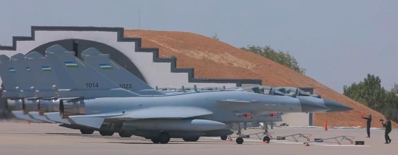乌兹别克斯坦空军又公布带国旗标志的歼-10战斗机，整整一排，尾翼上都是乌兹别克