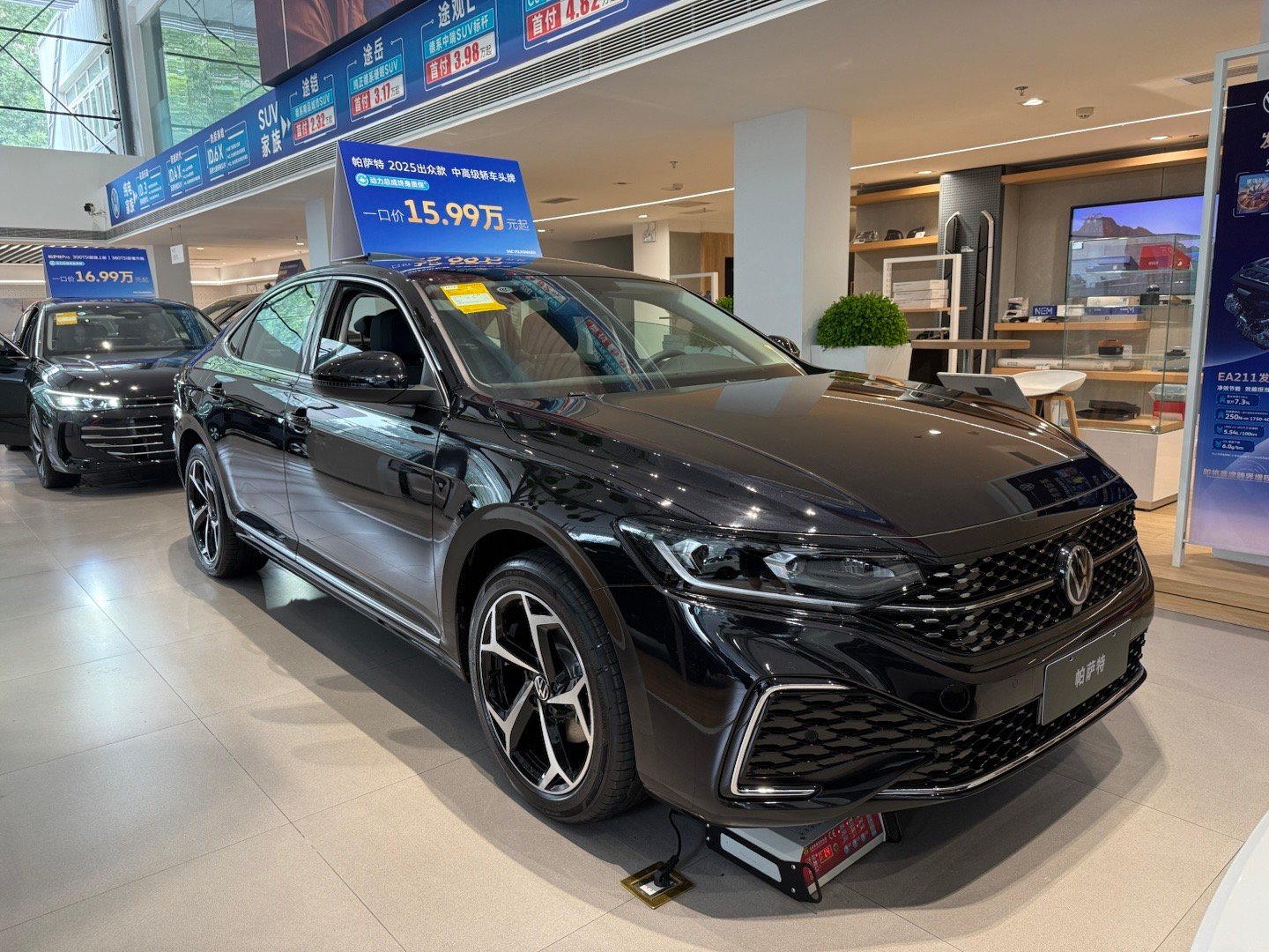 路过上汽大众店，进去帮大家看了看价格。帕萨特出众款，2.0T高功率380的，座椅