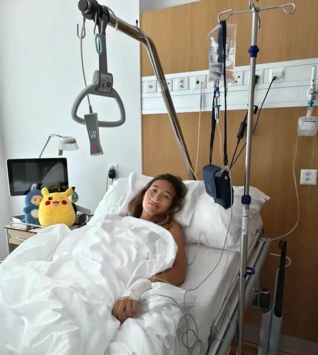 既然已经影响到以后的比赛，彻底解决是明智之举：郑钦文肘部手术选择当下做，是个很