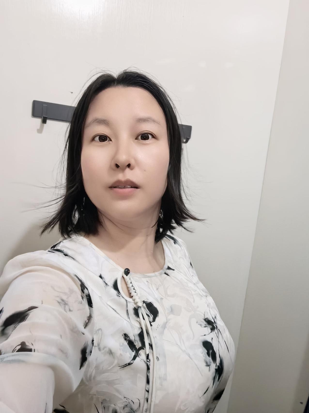 本来做啥也提不起兴趣，我试着让自己有点事做，收了几件衣服还有一个枕套洗了起来，是
