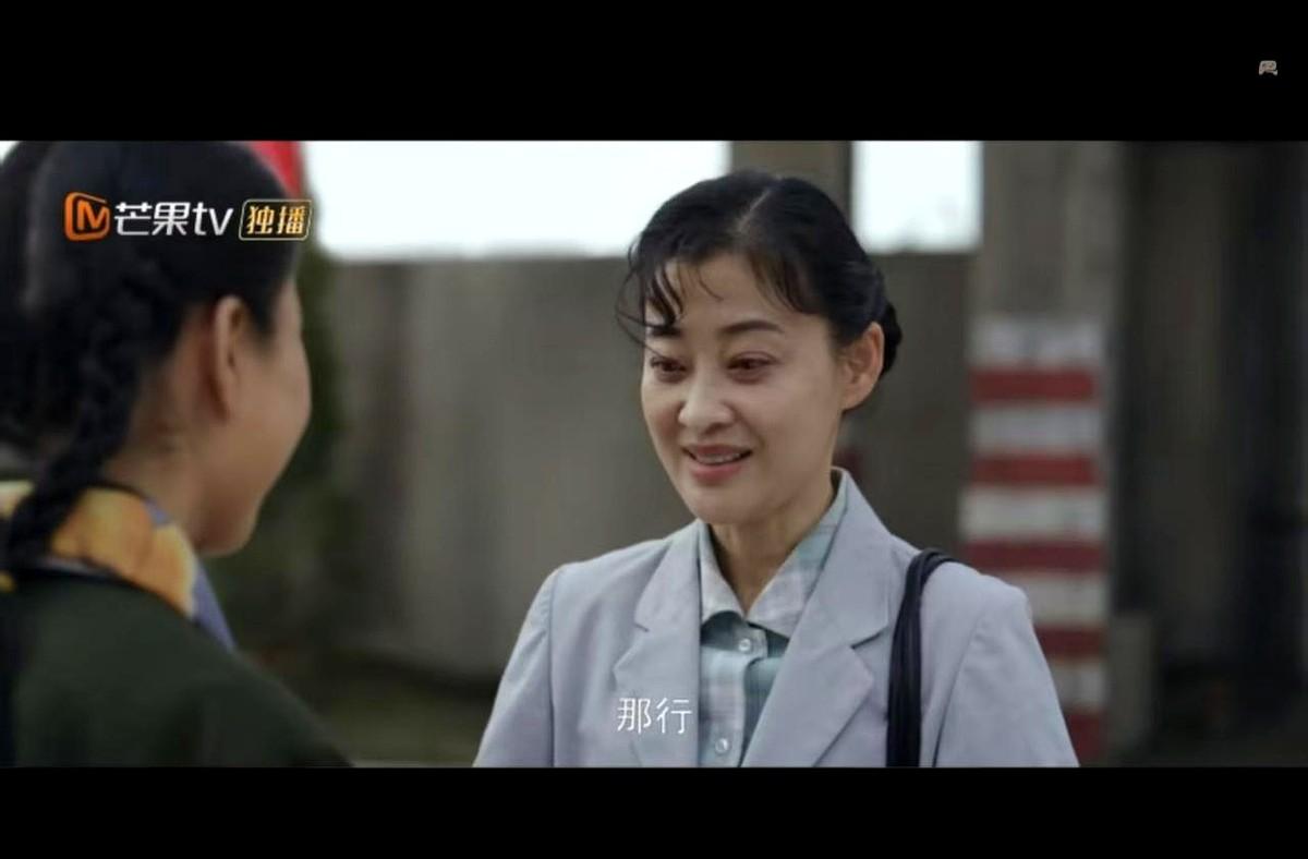 八级钳工庄先进，放着年轻漂亮的徒弟叶爱花不要，非要娶同样丧偶、带着俩娃的苏小曼。