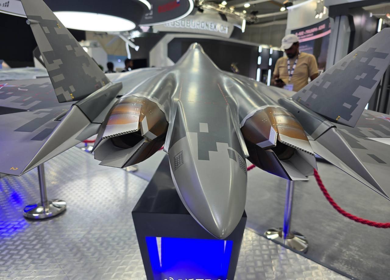 DAS25：搭载“产品30”发动机的苏-57联合飞机制造公司（UAC）在迪拜航