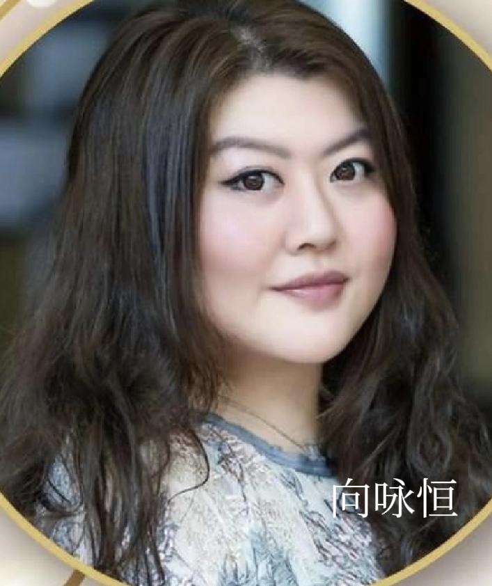 1976年，28岁的向华强成功抱的美人归，把大自己一岁的性感女星丁佩娶进了家门。