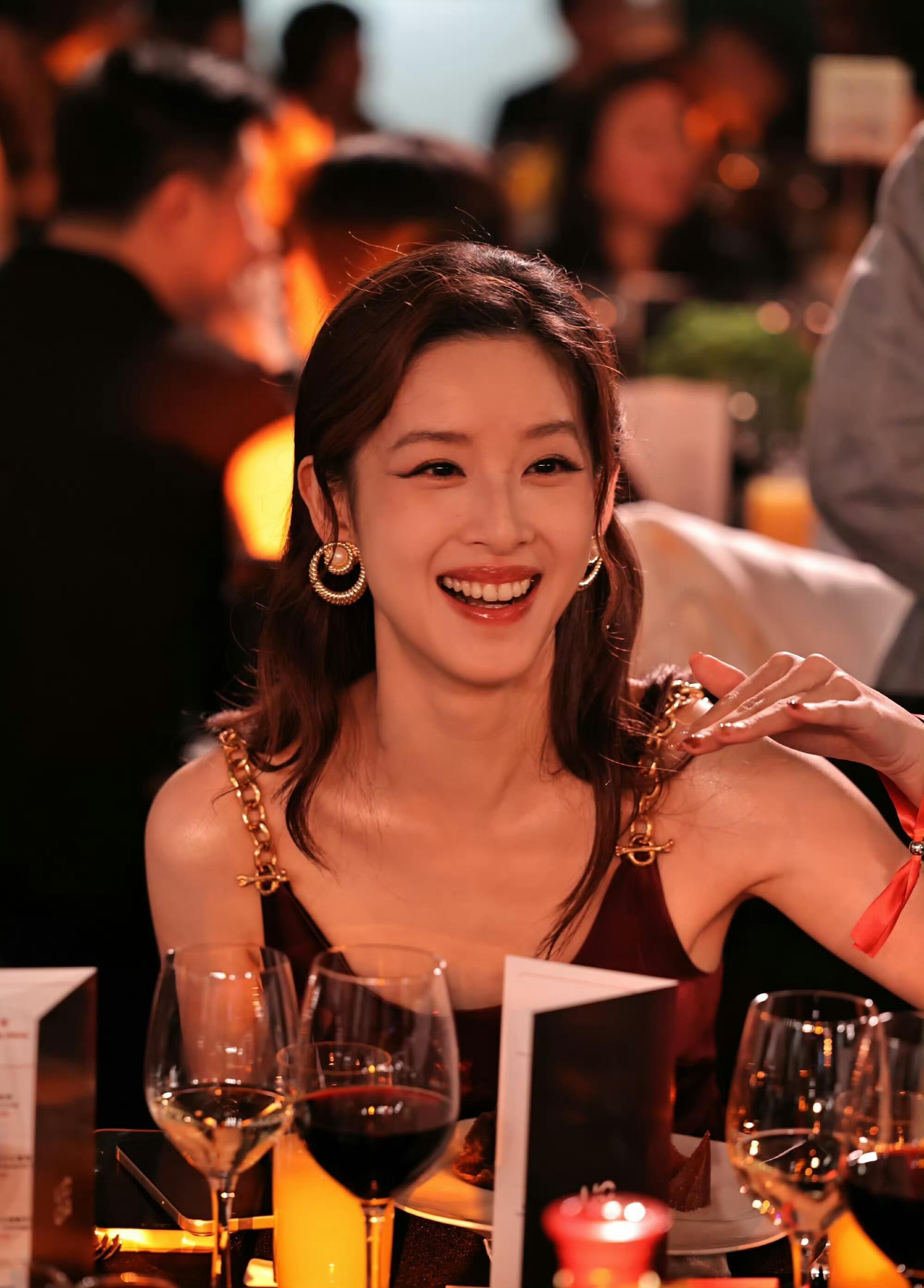 晚宴上的章泽天🥂