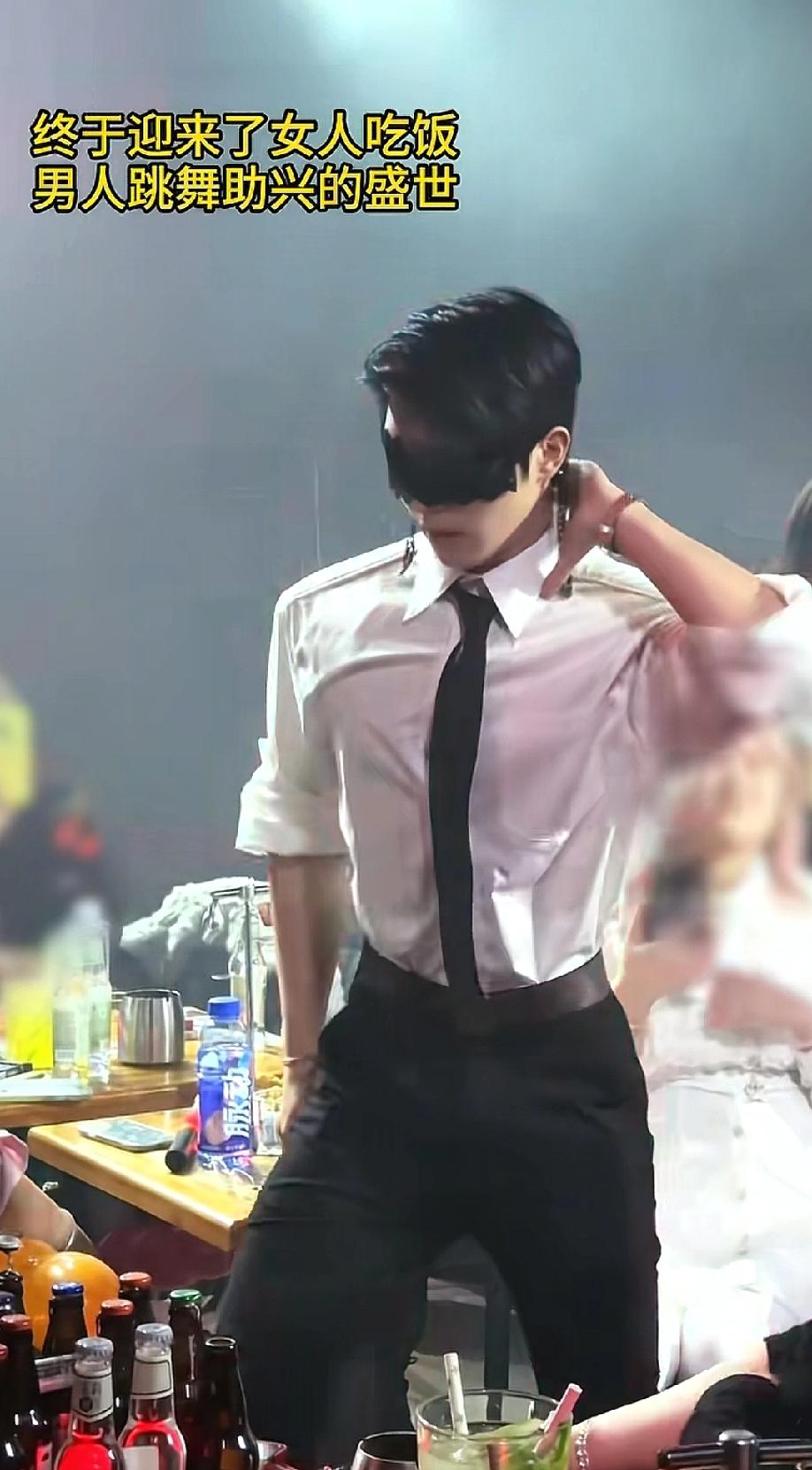 反了，现在社会反了，各行各业都是男性在取悦女性了。酒吧里都是女性在消费，男性在表