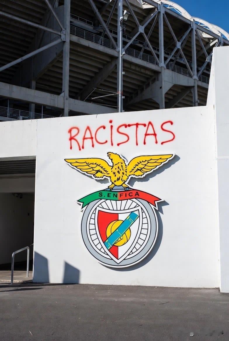 本菲卡球迷真的太敢干了，有这样一群忠实的球迷真好。本菲卡忠实球迷呼吁俱乐部和